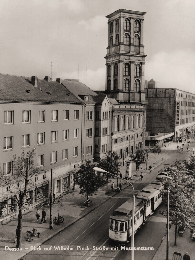 Dessau. Blick auf Wilhelm-Pieck-Straße mit Museumsturm