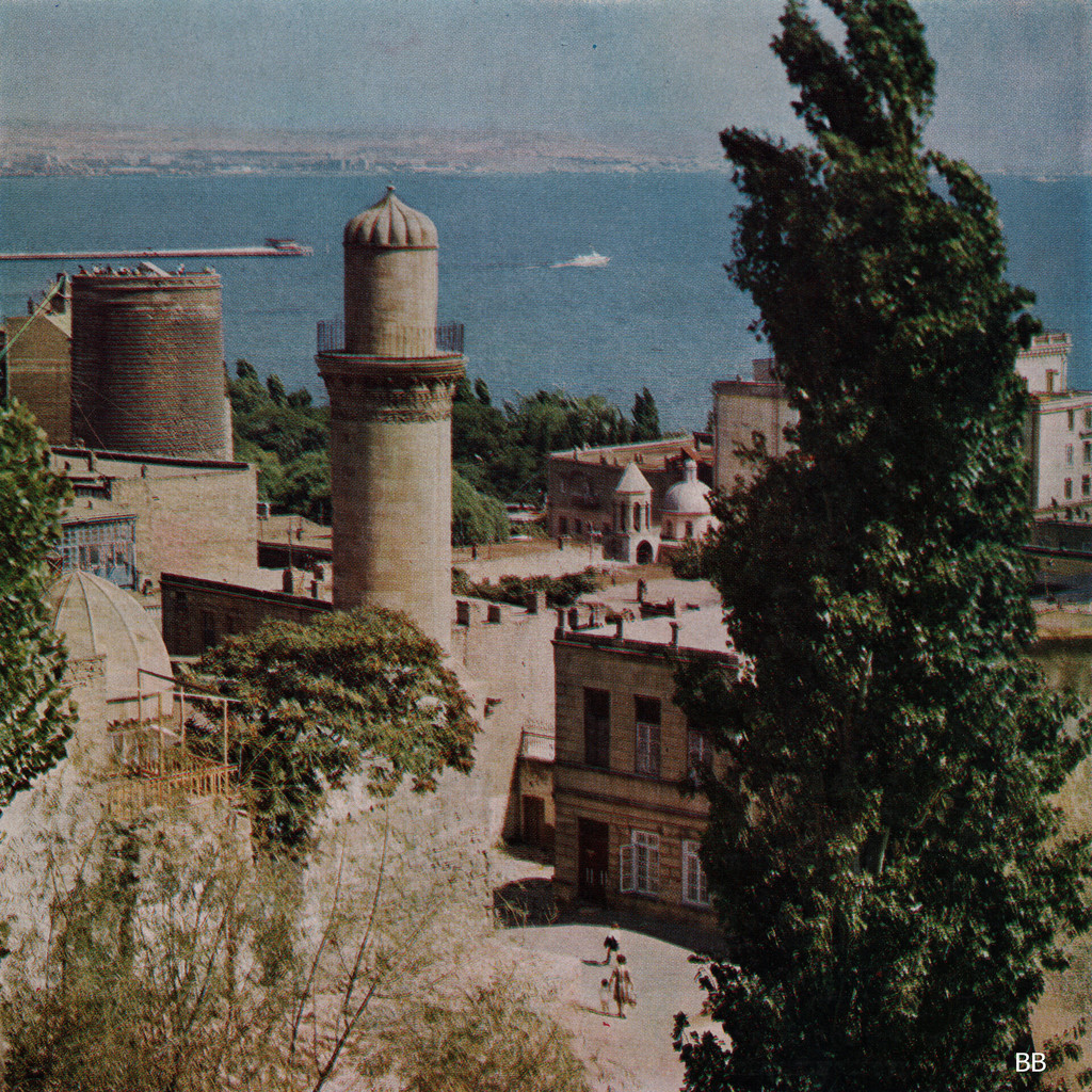 Cümə məscidinin minarəsi, Qız Qalası və İçərişəhərdəki erməni kilsəsi