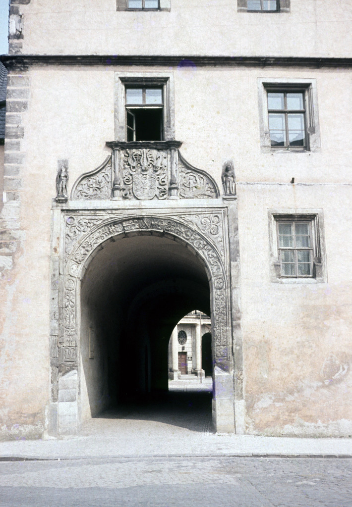 Schloss. Portal Bastille.