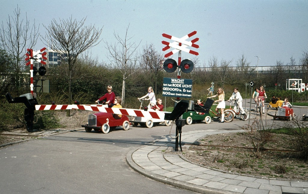 Spoorwegovergang in de Verkeerstuin in het Park Transwijk
