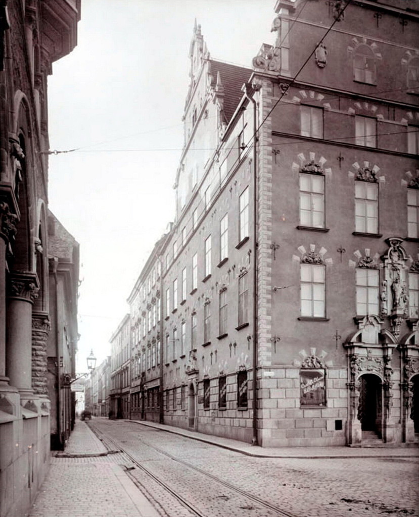 Lilla Nygatan från Munkbron, Petersénska huset till höger