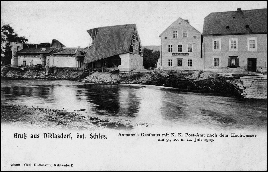 Domy u řeky po povodni z července 1903