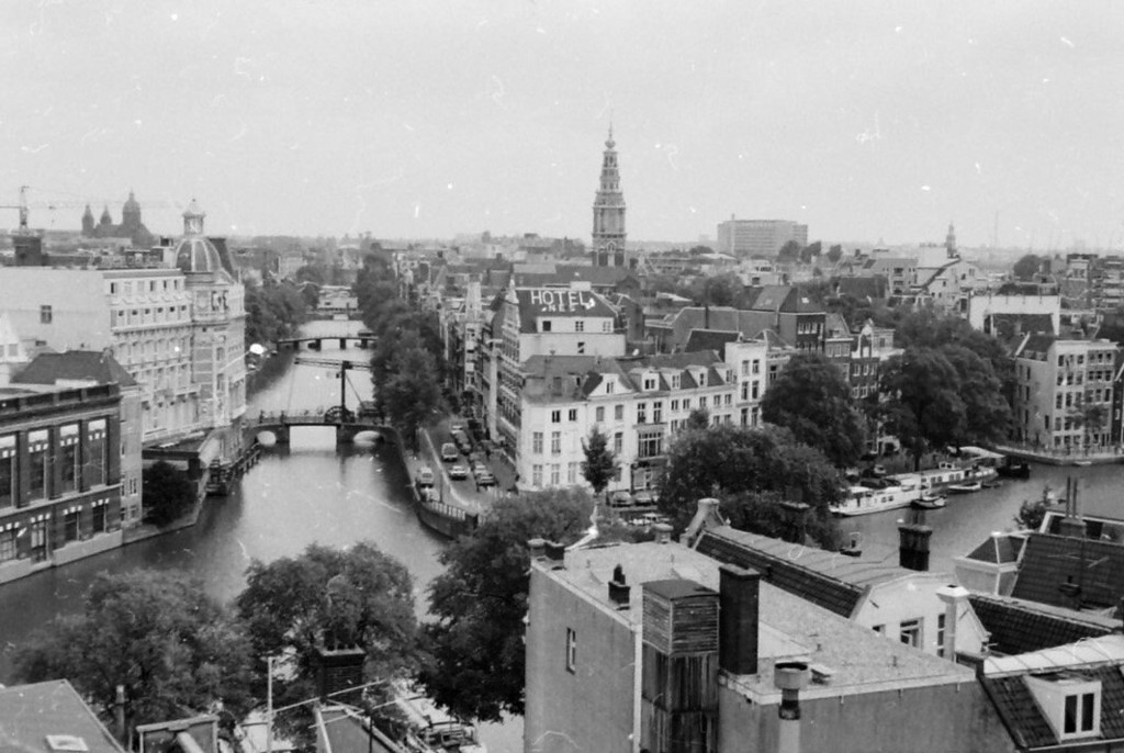 Panorama vanaf Theater Tuschinski, rechts Amstel met 's-Gravelandse Veer en Staalkade