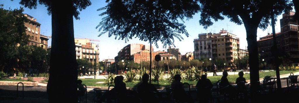 Plaza de Olavide, recién inaugurada tras el derribo del mercado y gente en una terraza