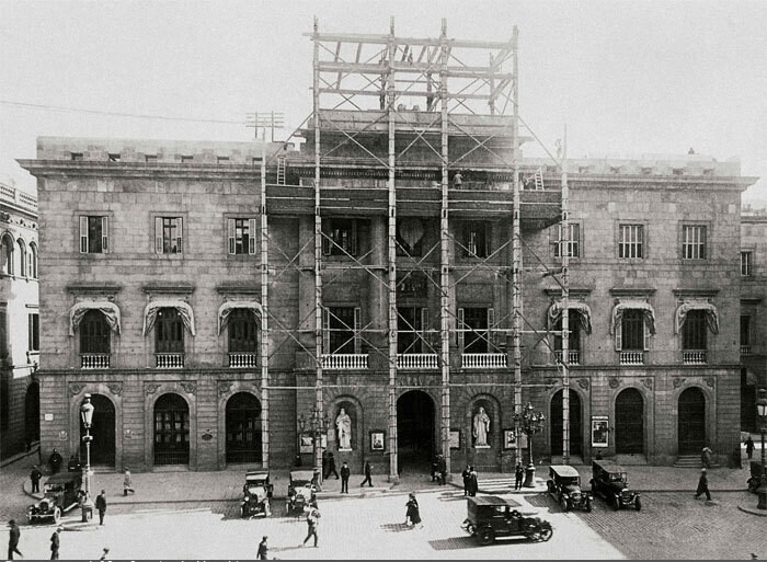 Trabajos de restauración de la fachada del Ayuntamiento.