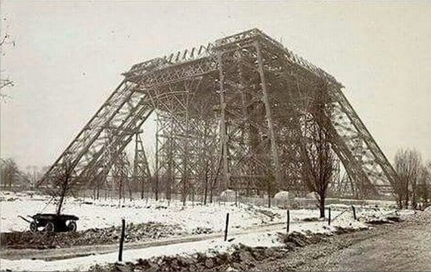 Début de la construction de la Tour Eiffel