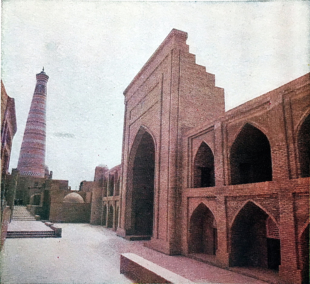 Ичан-Кала. Минарет Ислам-Ходжа. Медресе Шергази-хана после реставрации