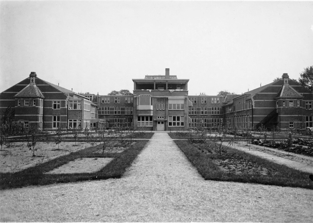 Voormalige cadettenschool te Alkmaar na verbouwing tot Centraal Ziekenhuis aan de achterzijde gezien