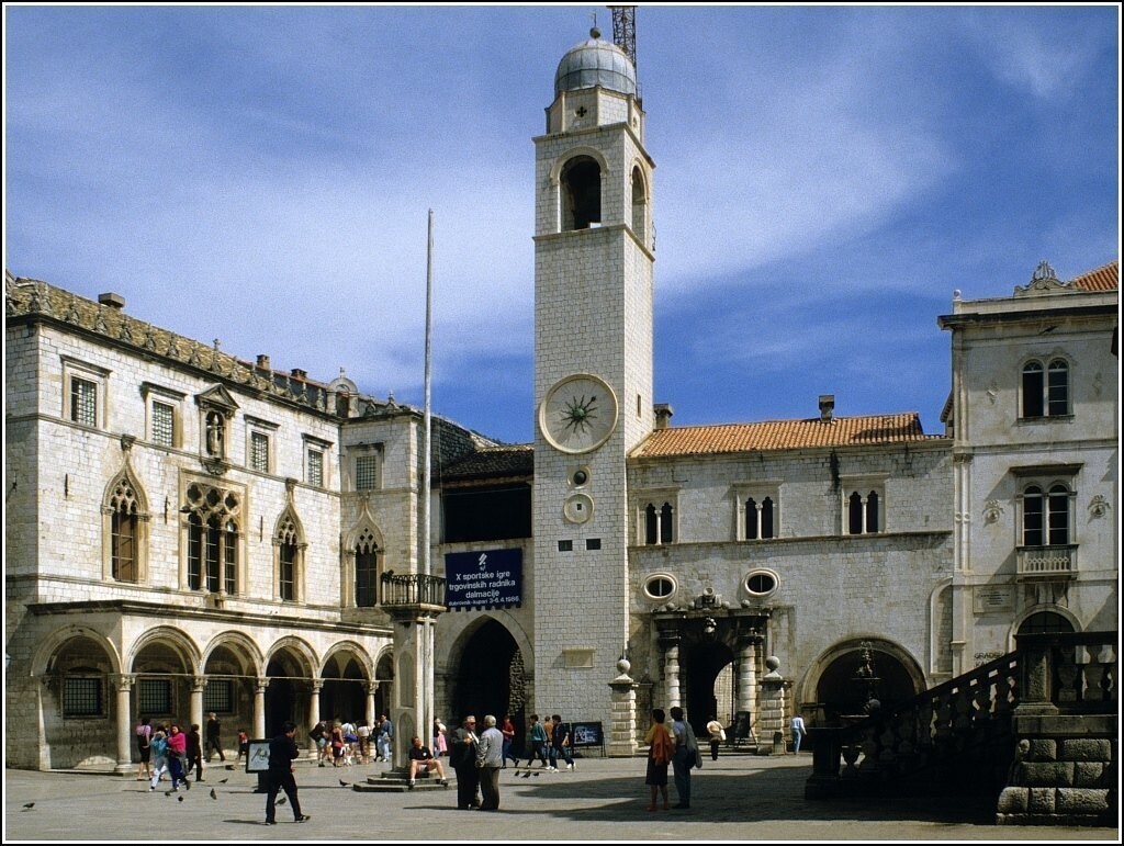 Dubrovnik. Luža trg sa Sponze i gradski toranj