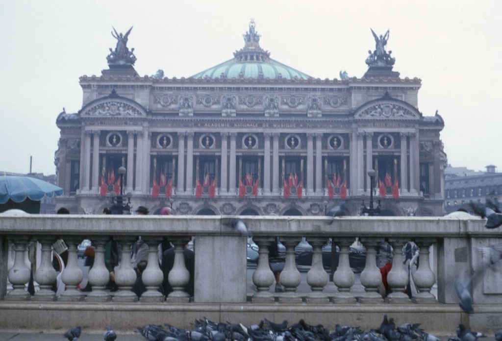 Opéra national de Paris (Palais Garnier), orné de drapeaux de l'URSS