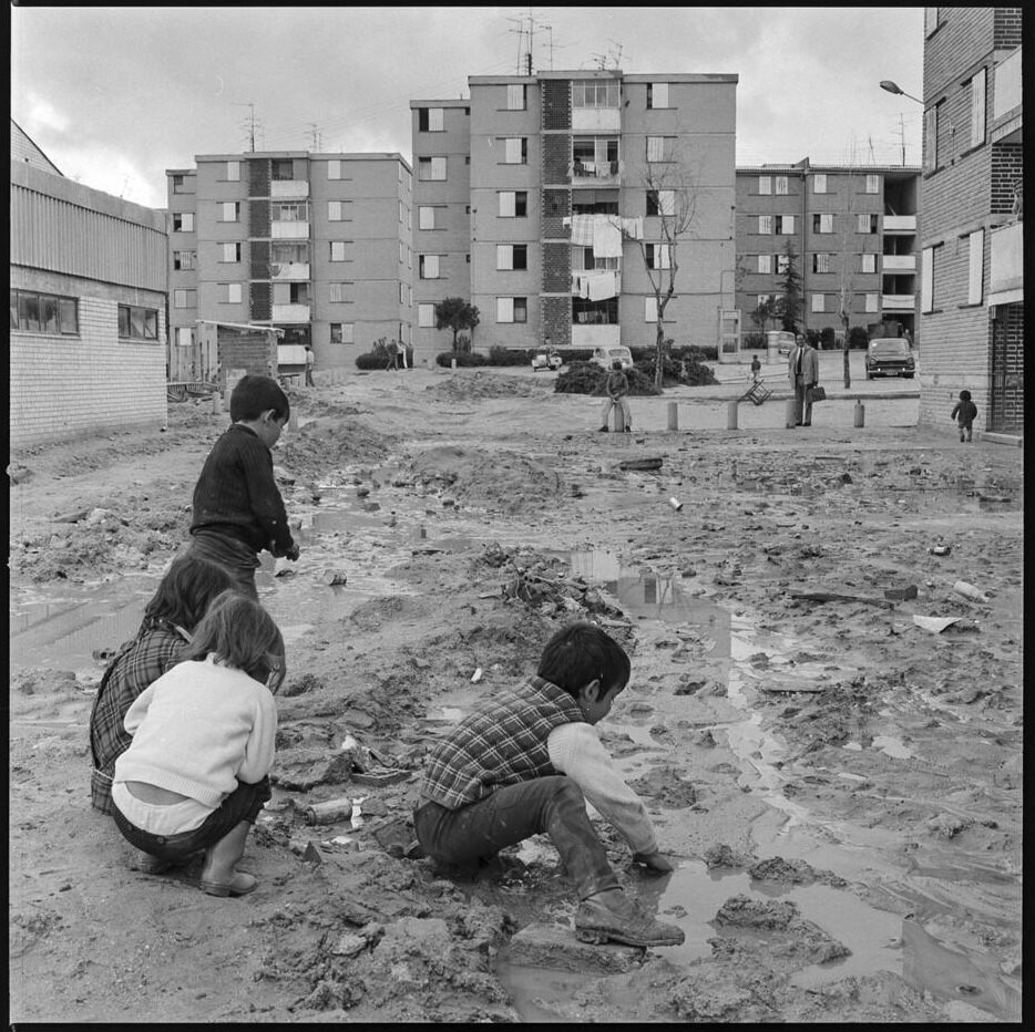 Niños jugando en la calle Artífices