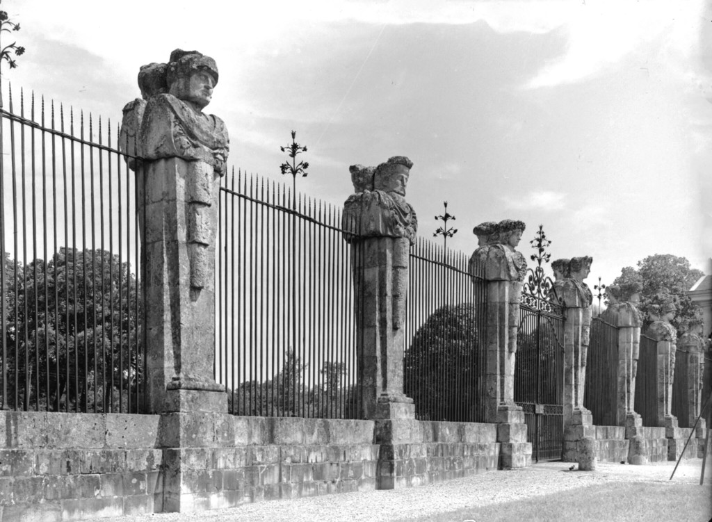 Château de Vaux-le-Vicomte à Maincy : grille et porte d'entrée et statue