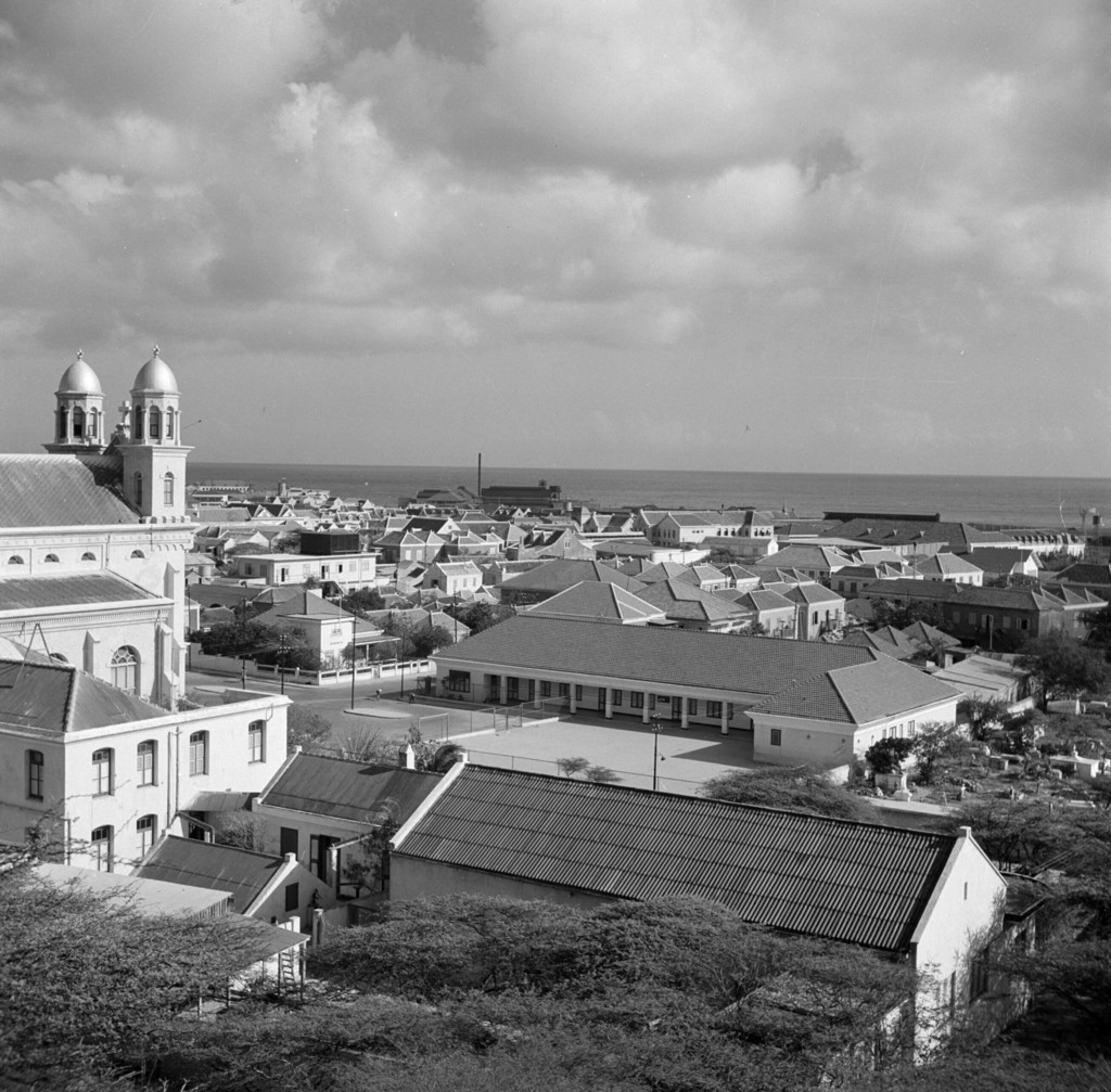 Uitzicht over Otrabanda richting zee in Willemstad op Curaçao