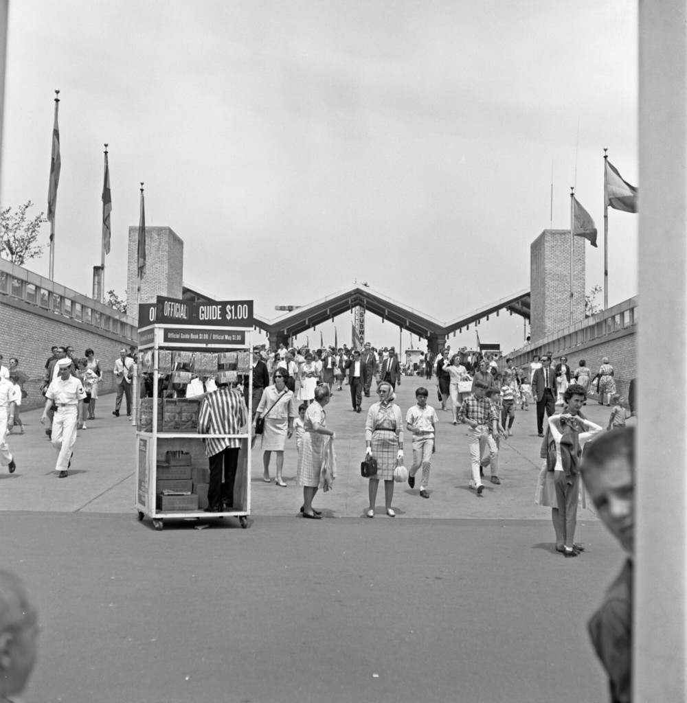 World's Fair 1964-1965, crowds entering the Fair
