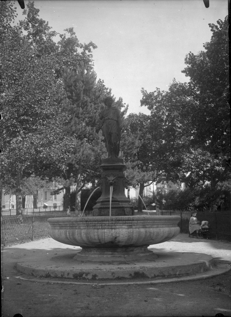 Place Claparède : fontaine