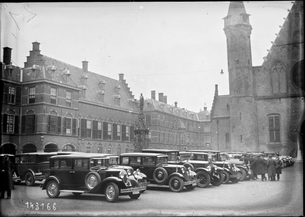 Renault auto's op de binnenplaats van het Binnenhof