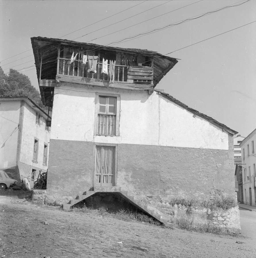Vivienda con balconada de madera en la parte superior en Navelgas