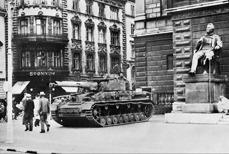 Tysk Panzer IV ahead Det Kongelige Teater on Kongens Nytorv