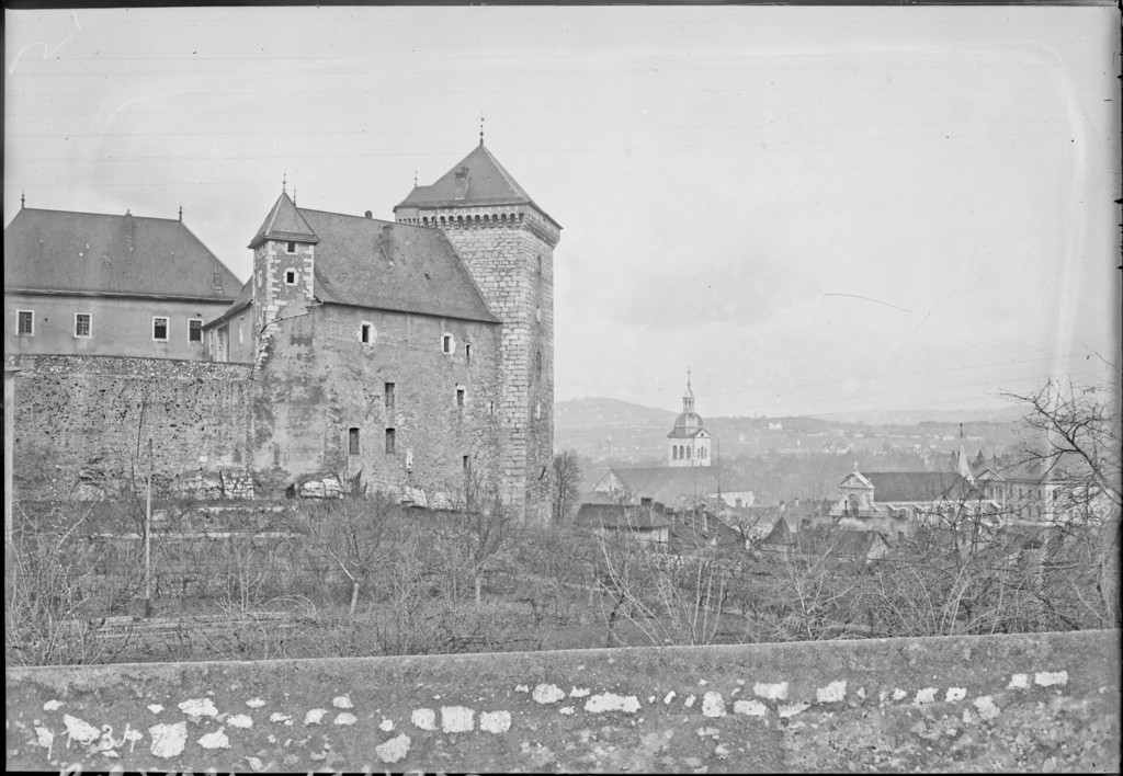 Annecy. Le Thiou [rivière], vieux château