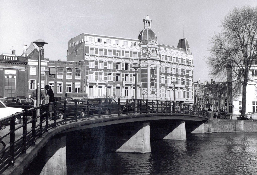 Halvemaansbrug (brug 221) over Binnen-Amstel naar (rechts) ingang Kloveniersburgwal