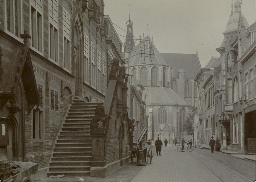 Alkmaar. Langestraat, met links het Stadhuis, naar de Grote Kerk toe gezien