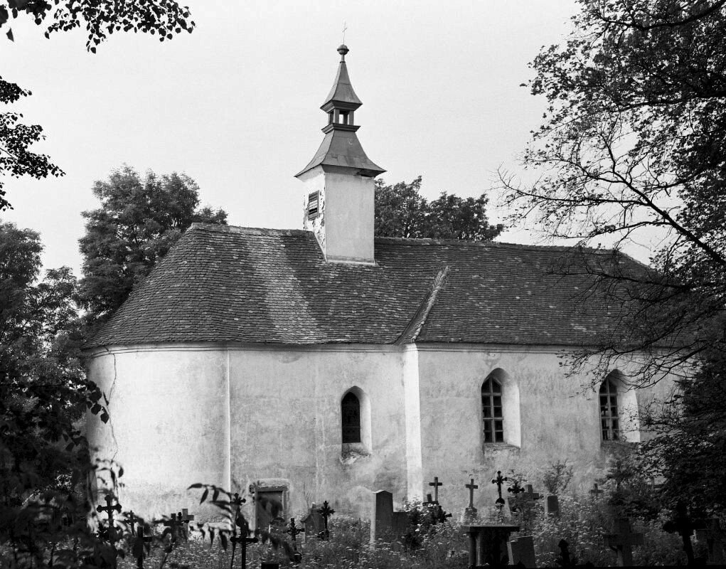 Červená Řečice, kostel Božího Těla, kostel ještě se sanktusníkem před zrušením hřbitova