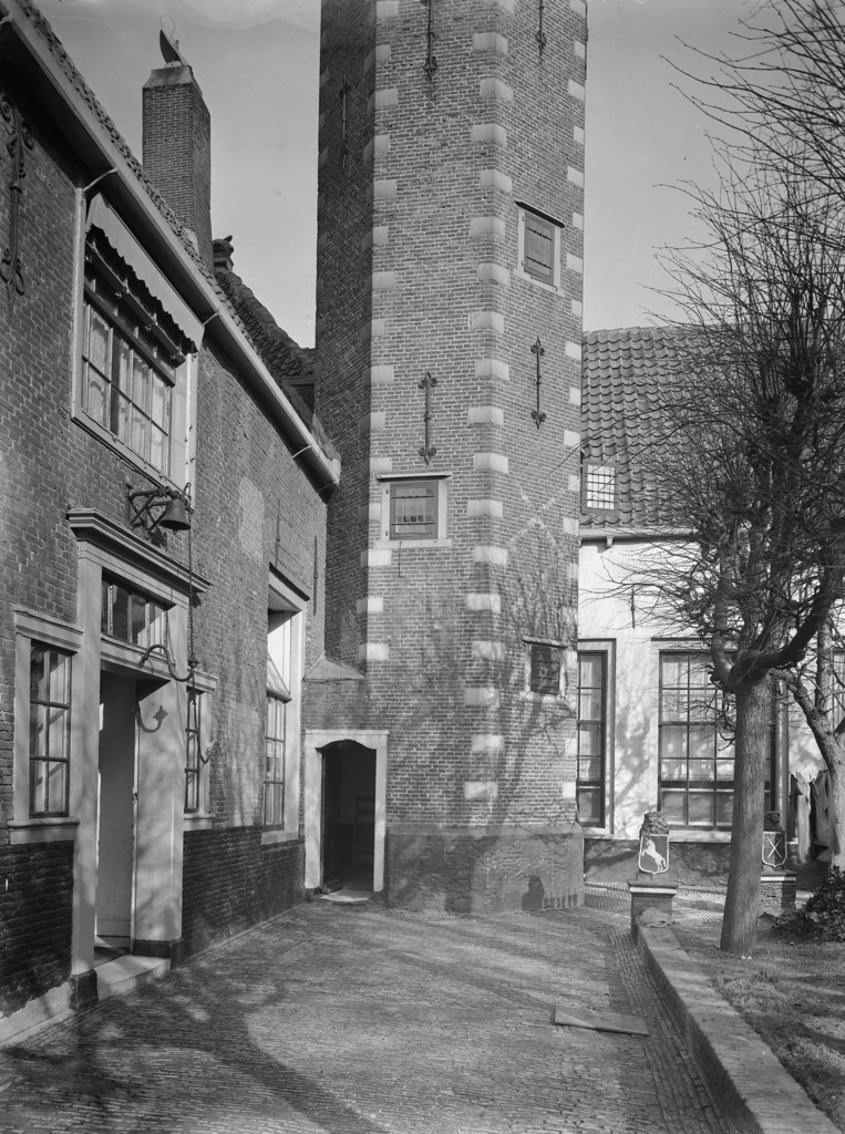 Alkmaar. Het hof van Sonoy, ingang, portaal en trapopgang