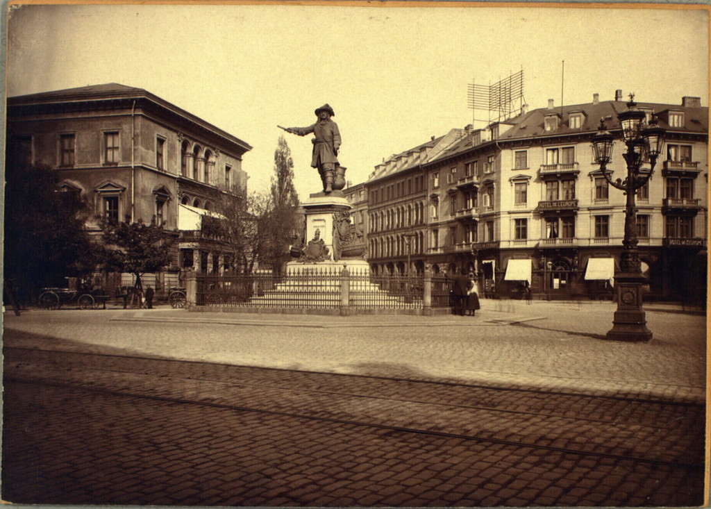 Statue of Niels Juel sæt mod Holbergsgade. Studenterforeningen og Hotel de l'Europe