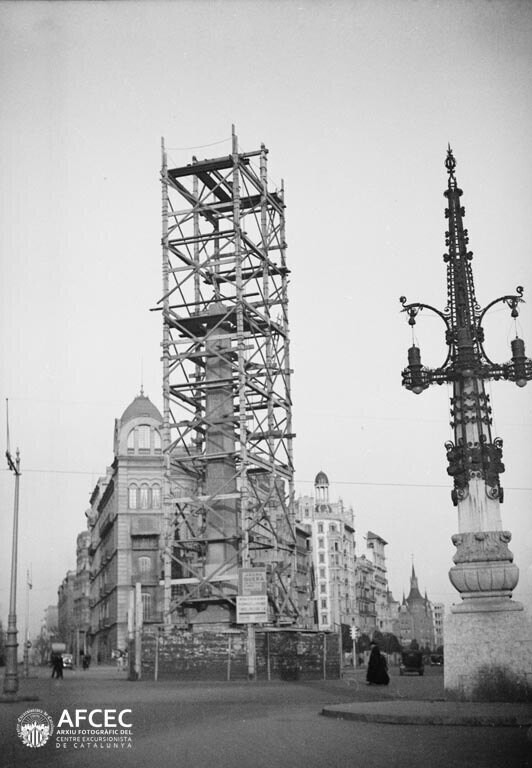 Construcció de l'obelisc del 'Cinc d'Oros' a la cruïlla entre Diagonal i Passeig de Gràcia