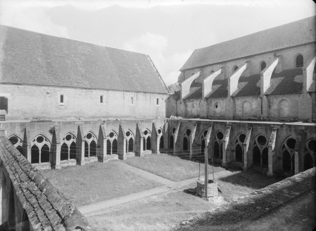 Abbaye de Noirlac à Bruère-Allichamps : cloître, galeries ouest et nord