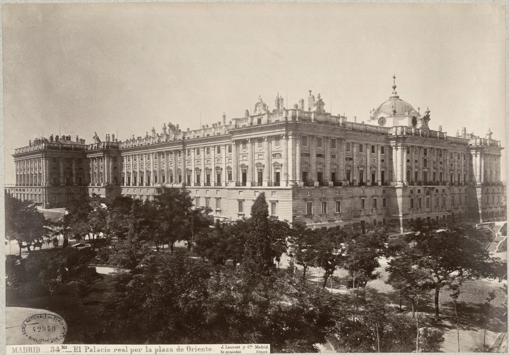 El Palacio real por la plaza de Oriente