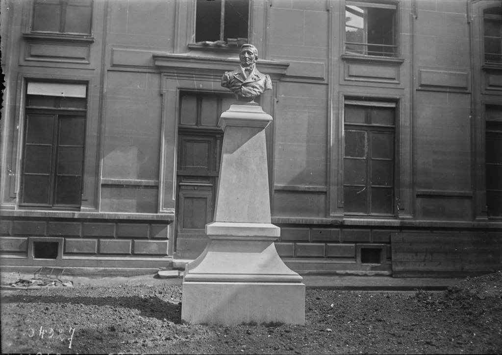 Monument du compositeur Bocquillon-Wilhem à la mairie du