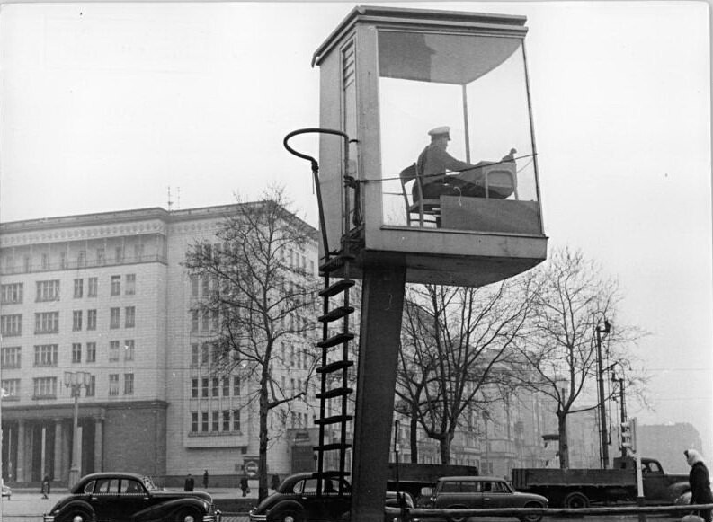 Ost-Berlin. Frankfurter Tor, Karl-Marx-Allee: Verkehrsturm, Verkehrsregelung
