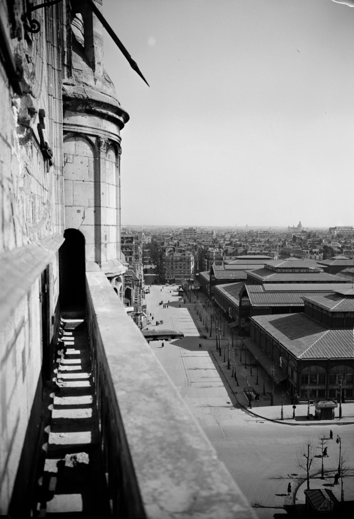Les Halles, dans l'axe de la rue Rambuteau, vues depuis l'église Saint-Eustache