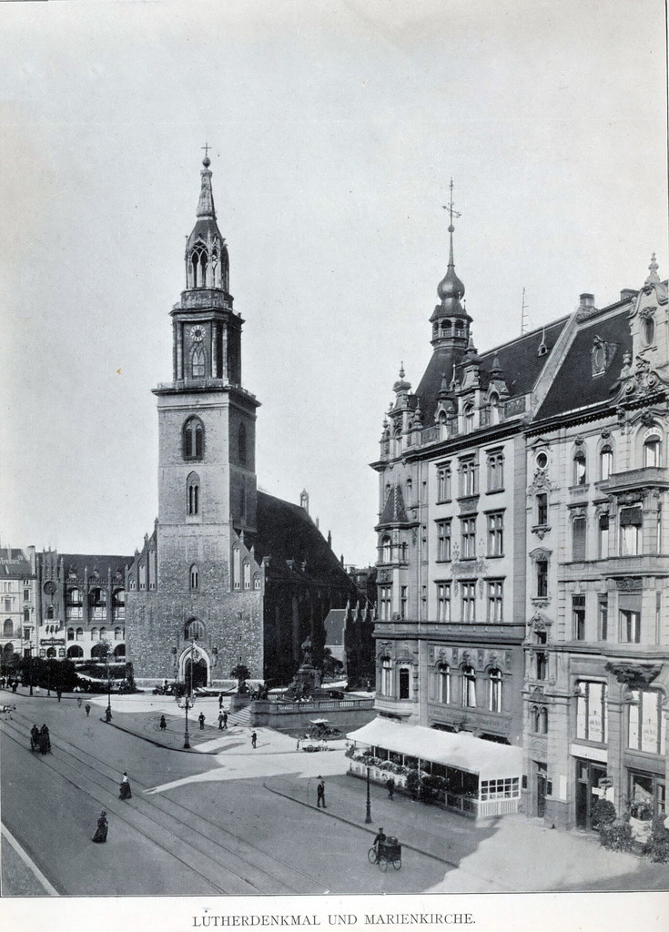 Marienkirche, Lutherdenkmal