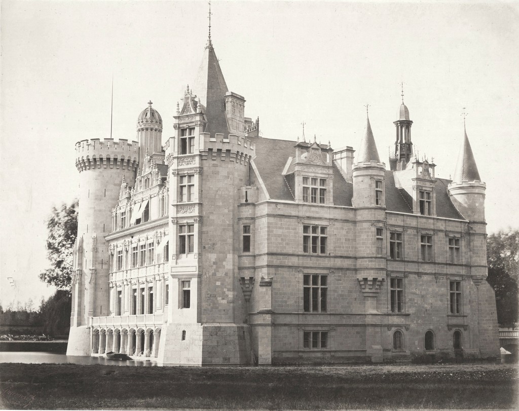 Château de la Mothe-Chandeniers, côté gauche et façade arrière par-delà les douves (nord-est)