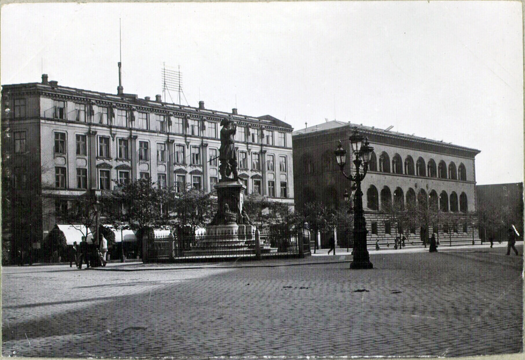 Holmens Kanal nr. 15 og 17: Hotel Kongen af Danmark, statue of Niels Juel sæt mod Nationalbanken