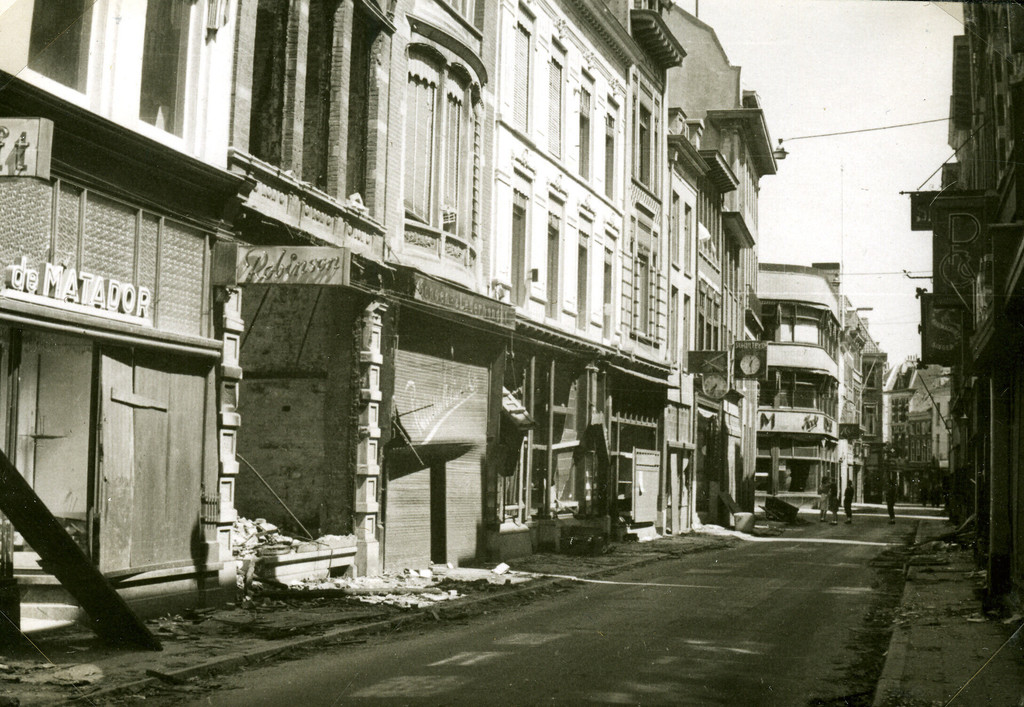 Oorlogsschade Rijnstraat gezien richting Vijzelstraat