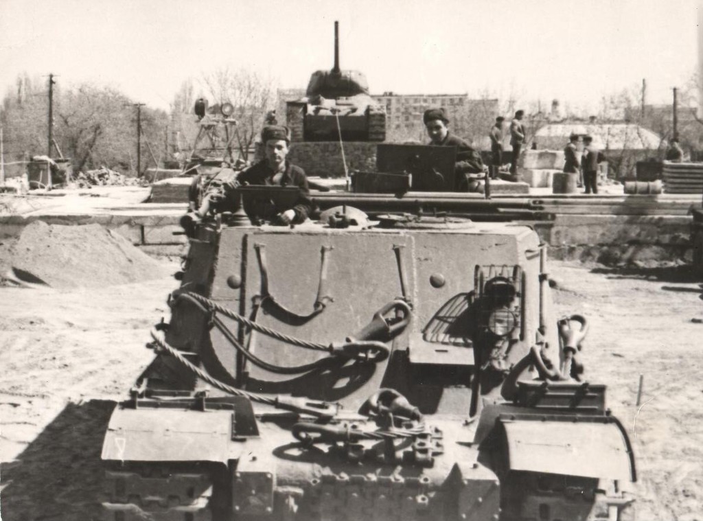 Instalarea tancului T-34 pe piedestalul noului memorial