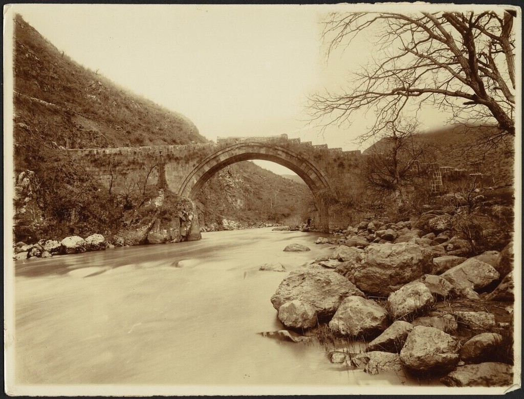Royal Basalt Bridge Sanain XII դարում գետի դեբետային: ՍԱՆԱՀԻՆԻ ԿԱՄՈՒՐՋ.