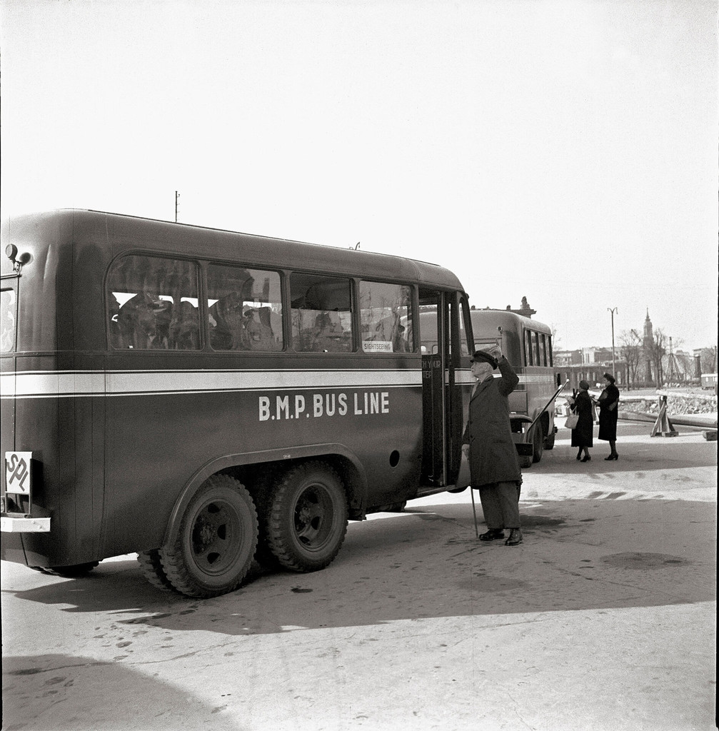 View of a bus of British allied powers at the Schloßplatz