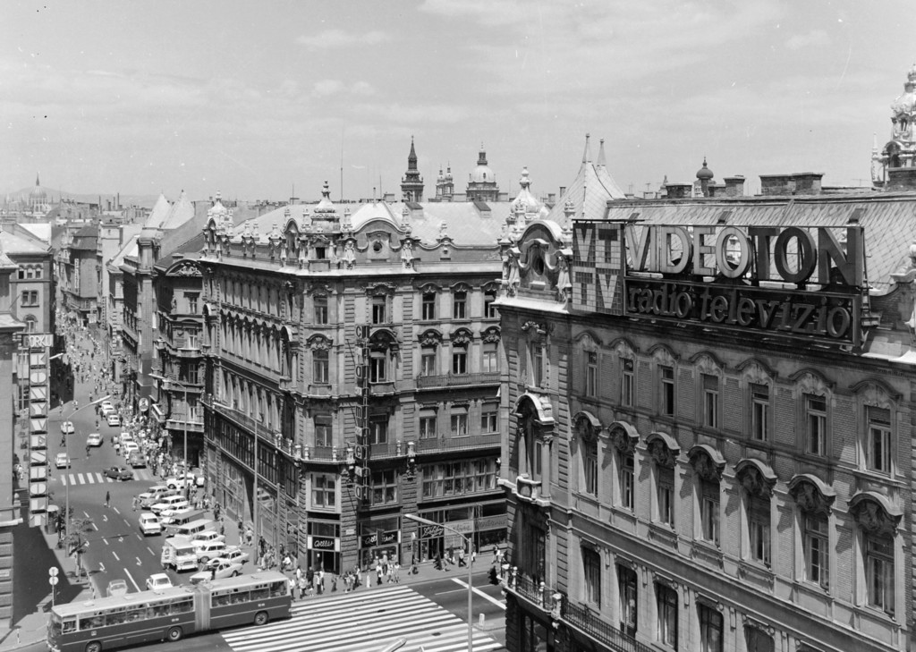 Kilátás a Váci utca felé, jobbra a Szabad sajtó út mellett a Klotild paloták