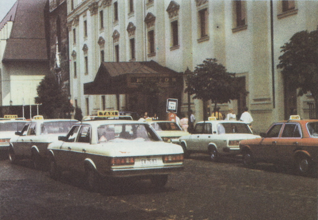 Taxi stand a Hilton szálloda előtt