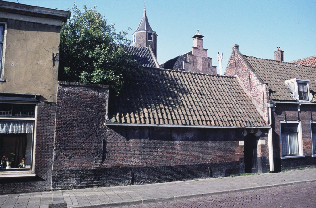 Straatbeeld waaronder Provenhuis Bijlevelt, achtergrond toren van Nieuwe Doelen museum