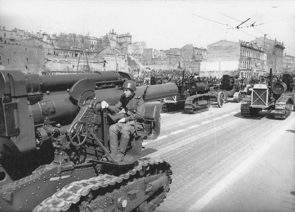 Радянська 203-мм гаубиця Б-4 на параді в Києві