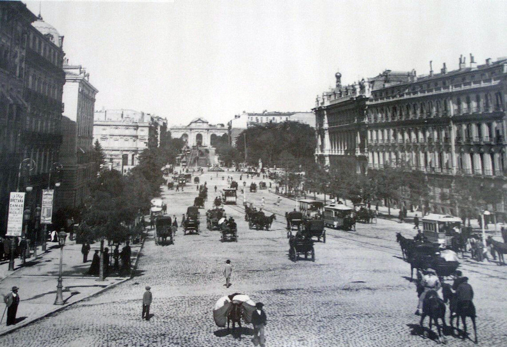 Calle Alcalá, al fondo Puerta de Alcalá