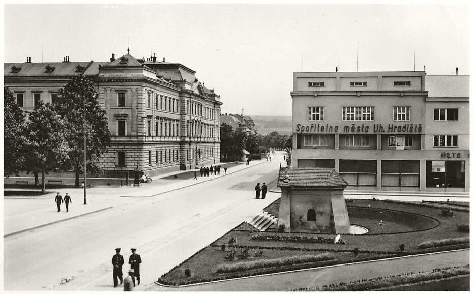 Uherské Hradiště. Pohled z náměstí na dnešní Všehrdovu ulici, kaple sv. Šebestiána