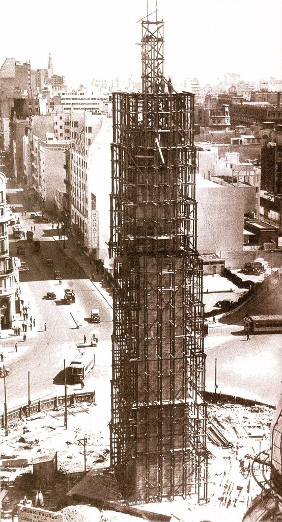 Obelisco en plena construcción