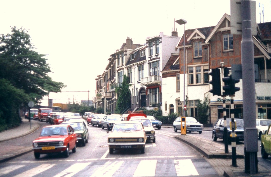 Straatbeeld Amsterdamseweg gezien richting Station Arnhem ingang Amsterdamseweg
