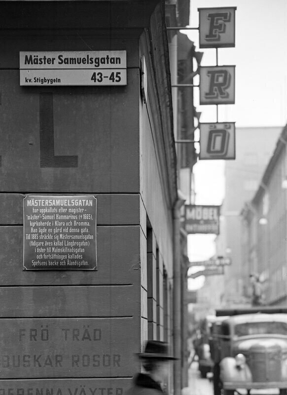 Gatuskylten vid Mäster Samuelsgatan 45 i hörnet av Beridarbansgatan söderut